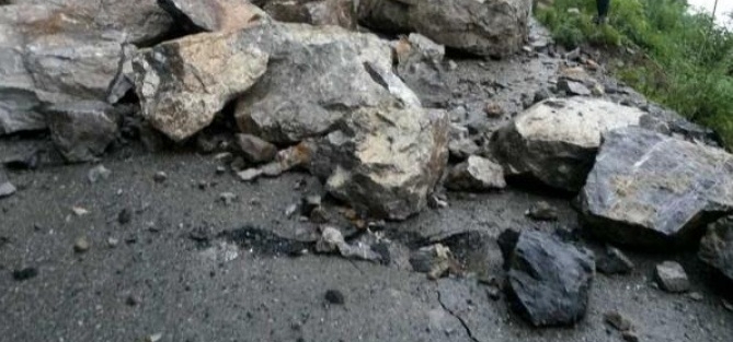 Shooting stones block Jammu-Srinagar National Highway