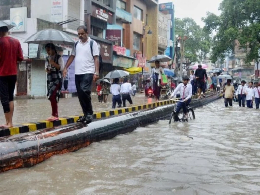 Heavy-rains-in-UP_1785896926655