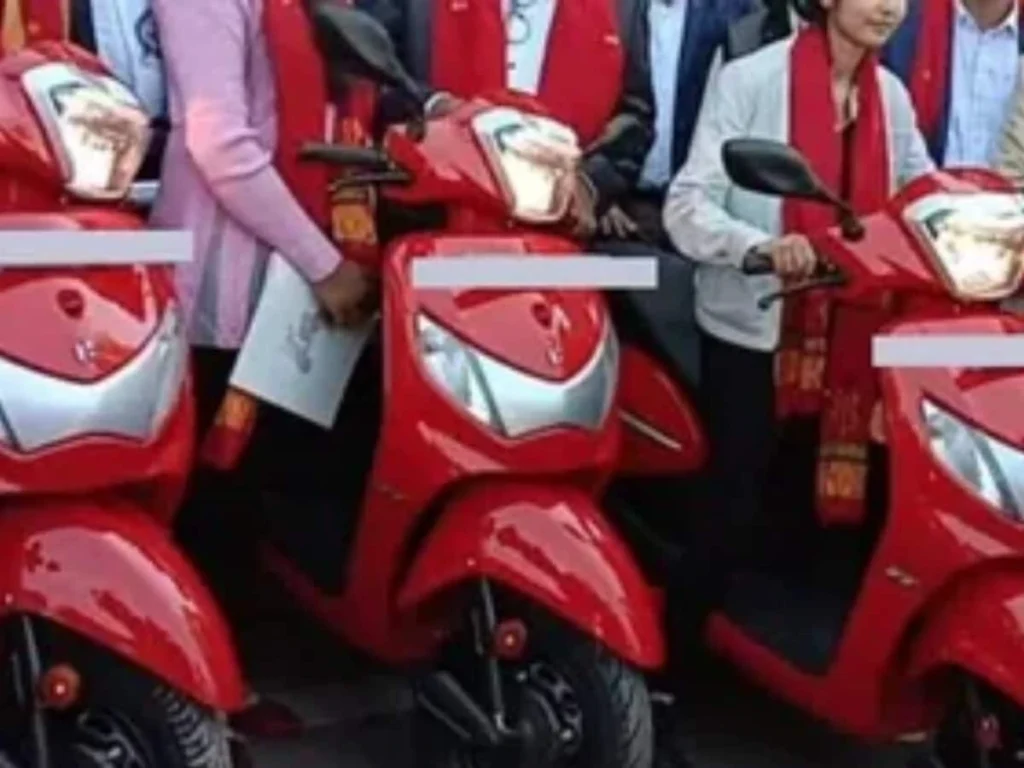 scooty_to_female_student_1786415